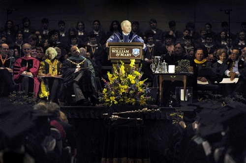 Gates Urges William &amp; Mary Grads to Serve the Nation