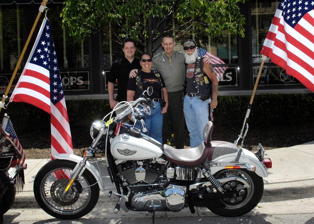 Top Military Leader Poses with Patriot Guard Riders After Honoring Gold Star Families