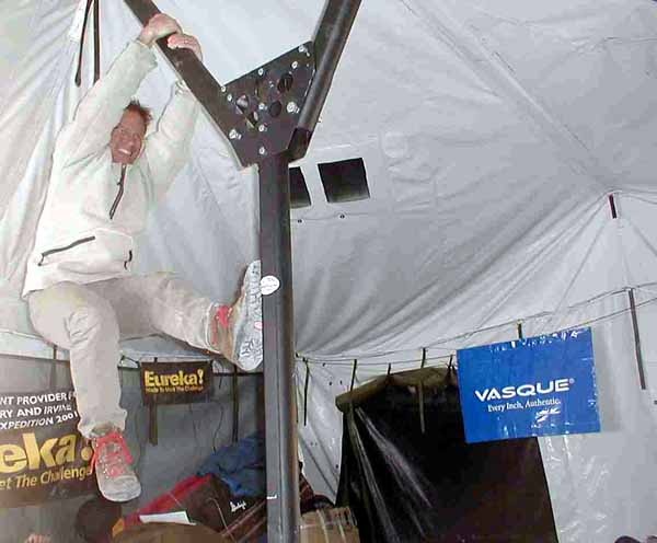 Veteran Climber Showcases Sturdy Tent on Everest Expedition