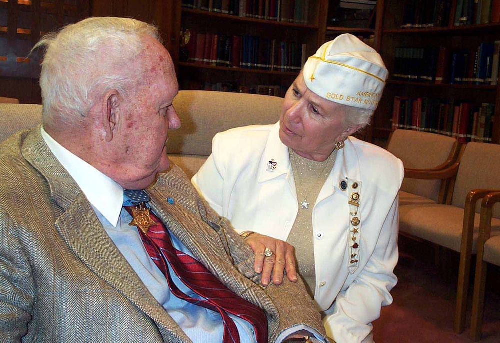 Gold Star Mother Meets Former Marine Corps Commandant