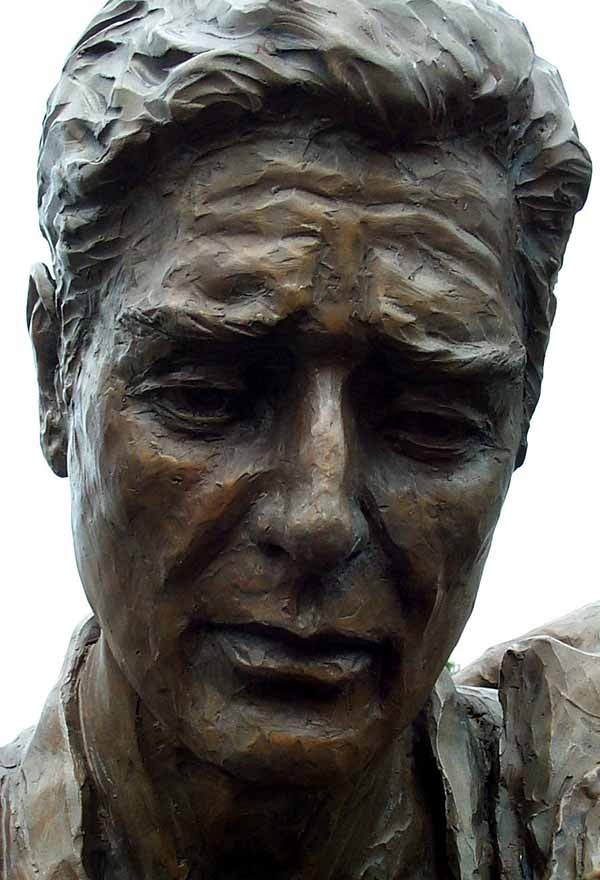 Somber Soldier Statue Reflects Battlefield Grief