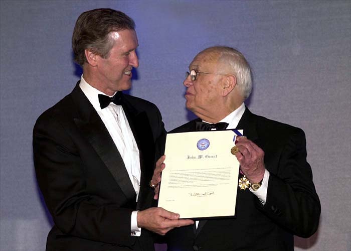 Defense Secretary Honors Hollywood's 'Mayor' for Decades of USO Service
