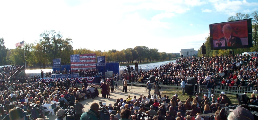 Clinton Breaks Ground for WWII Memorial on National Mall