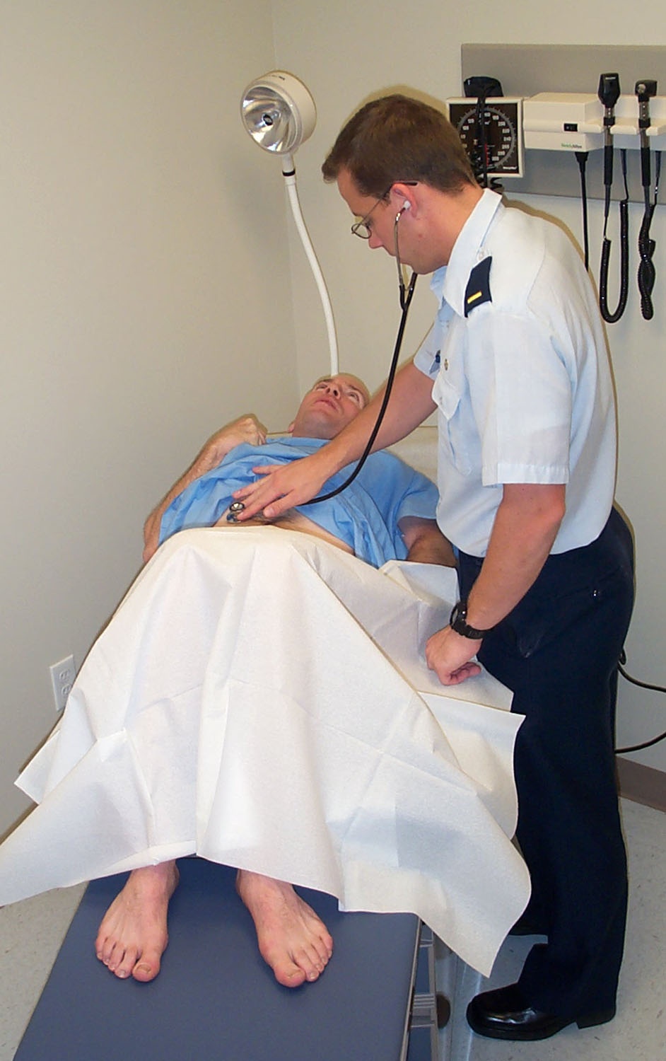 Air Force Officer Practices Medical Diagnosis at Simulation Center