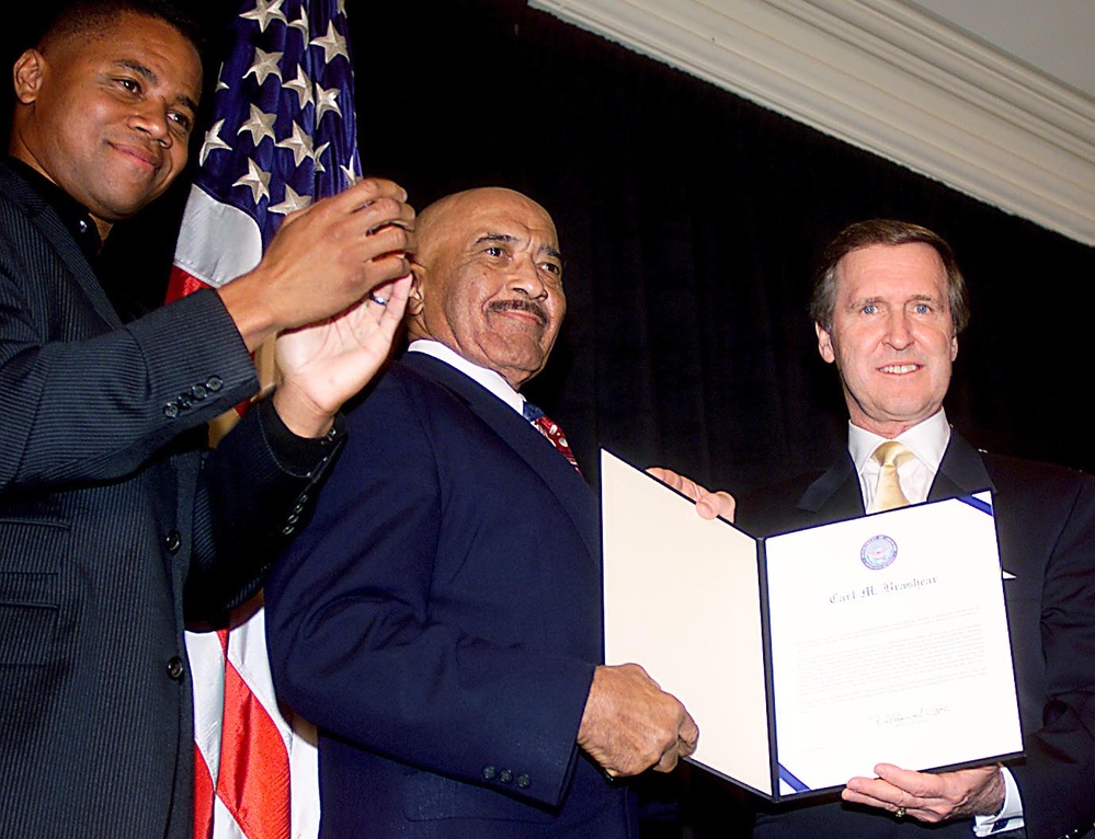 Cuba Gooding Jr. Applauds Pioneering Navy Diver Carl Brashear at Award Ceremony