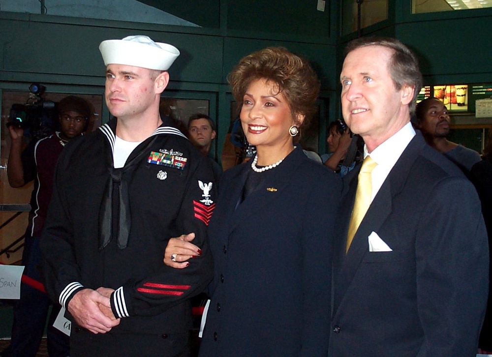 Navy Photographer Escorts Defense Secretary to &quot;Men of Honor&quot; Premiere
