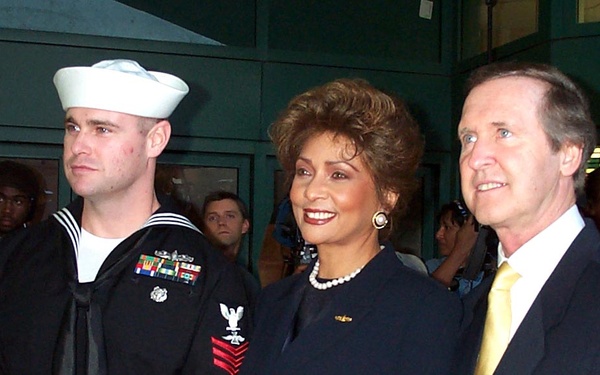 Navy Photographer Escorts Defense Secretary to "Men of Honor" Premiere