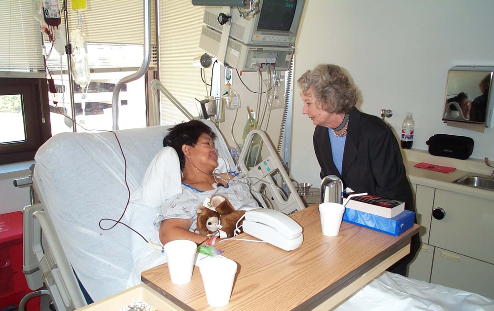 Rumsfeld Visits Pentagon Attack Victims at Arlington Hospital