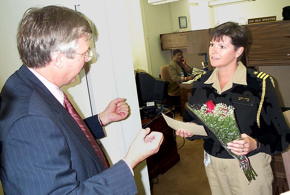 High School Students Send 189 Rose Bouquets to Pentagon Workers