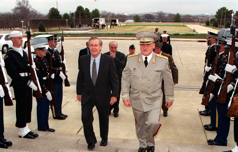 Rumsfeld Welcomes Georgian Defense Minister to Pentagon