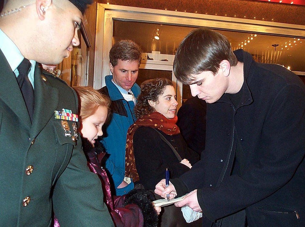 Josh Hartnett Greets Fans at 'Black Hawk Down' Premiere