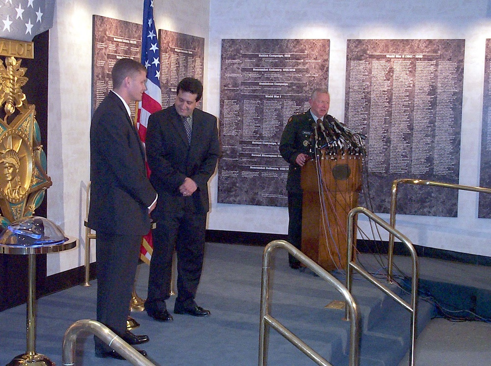 Army Leaders Honored with Defense Medal of Valor