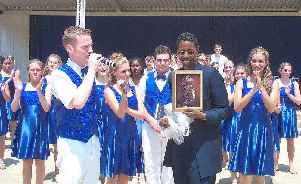 Pentagon Employee Honored for Helping Youth Troupe Perform at the Pentagon