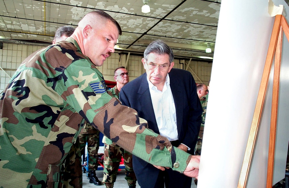 Air Force NCO Briefs Deputy Defense Secretary Wolfowitz at Langley AFB