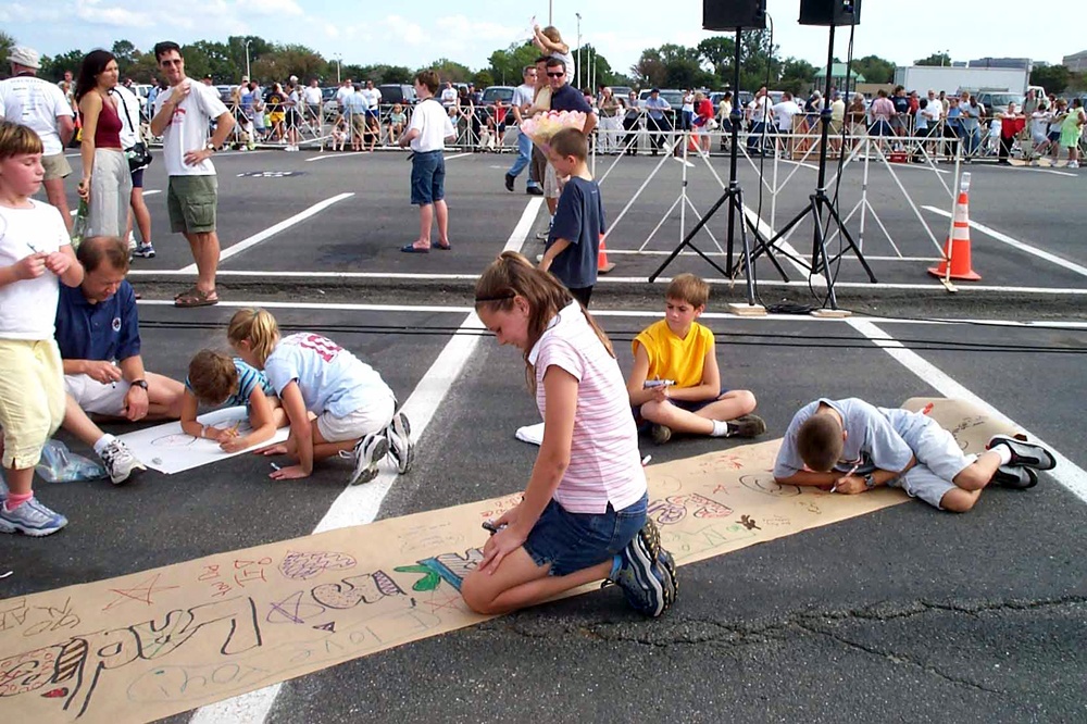 Children Welcome Cyclists to Pentagon for &quot;Face of America 2002&quot;