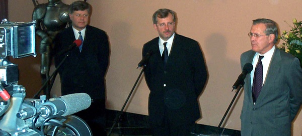 Rumsfeld Meets with Polish Officials in Warsaw