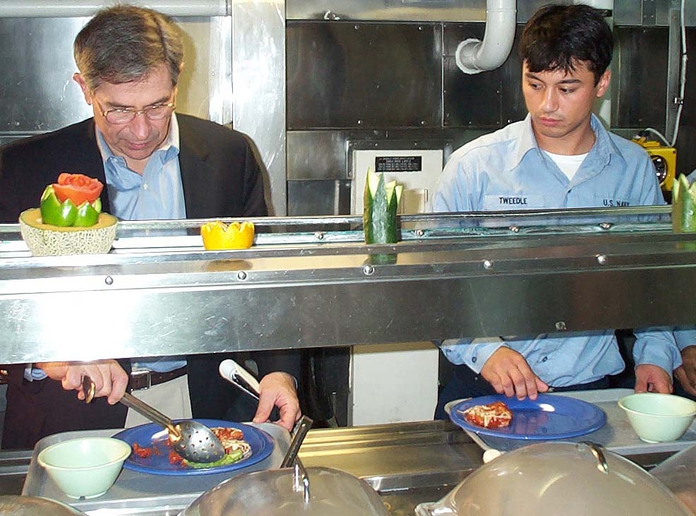 Wolfowitz Enjoys Shipboard Meal with Sailor