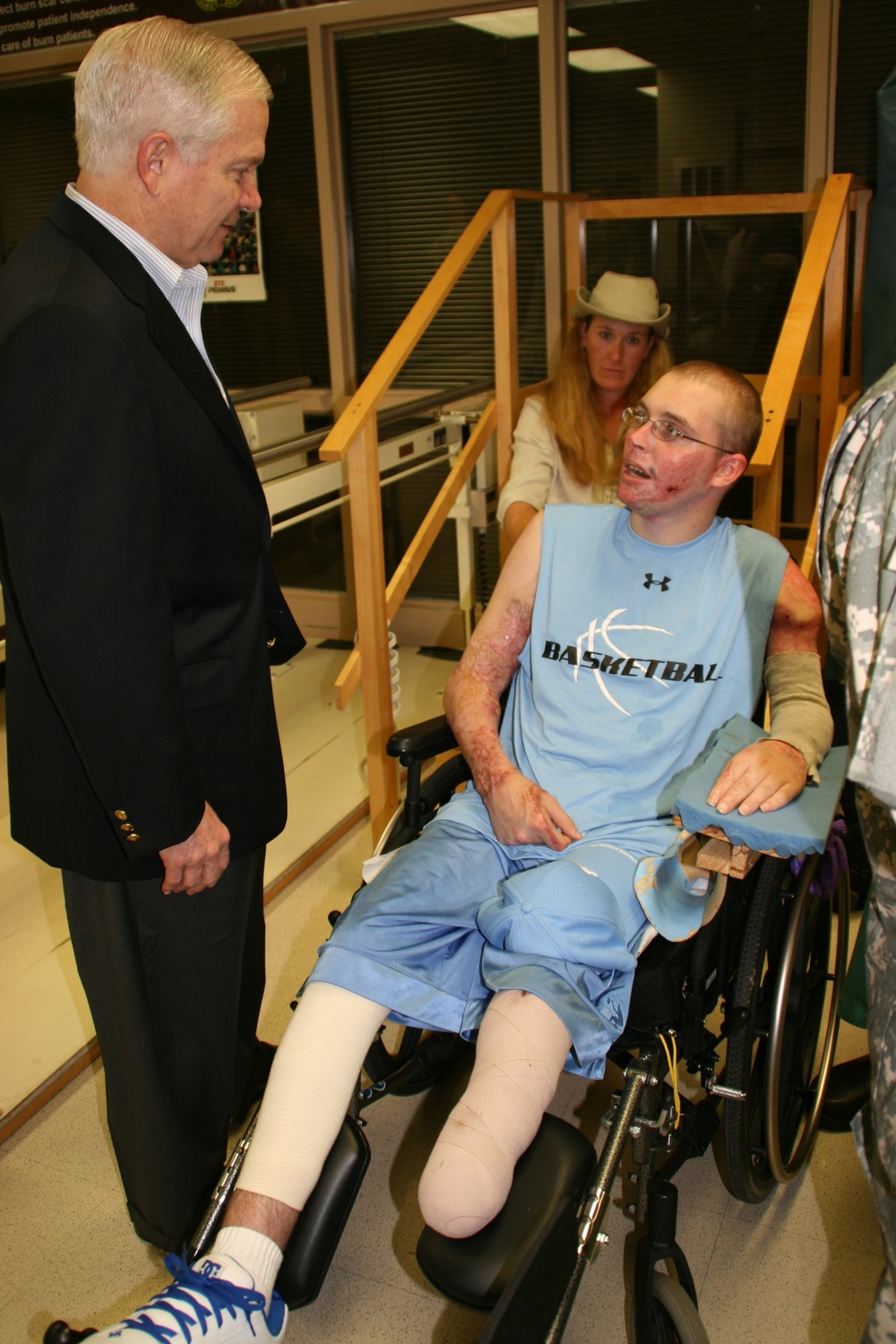 Defense Secretary Gates Visits Wounded Soldier at Brooke Army Medical Center