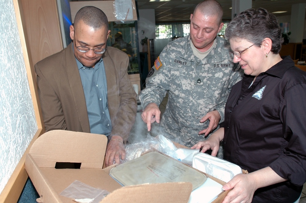DoD Combat Feeding Program Showcases Unitized Group Ration-Express
