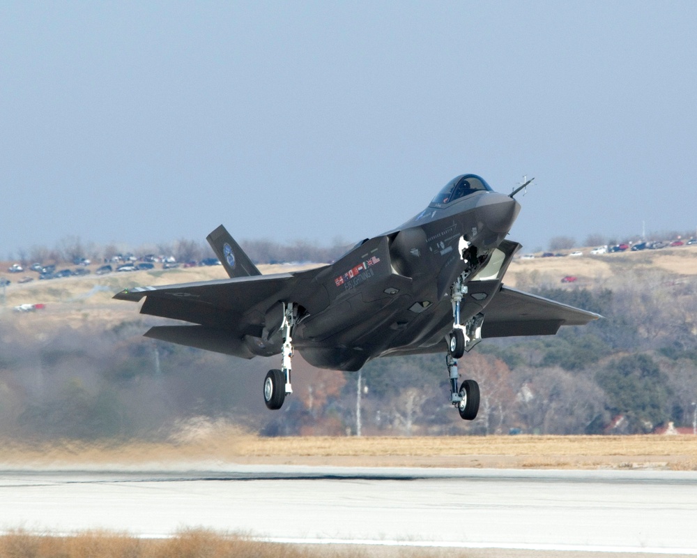 F-35A &quot;Lightning II&quot; Takes Flight in First Test