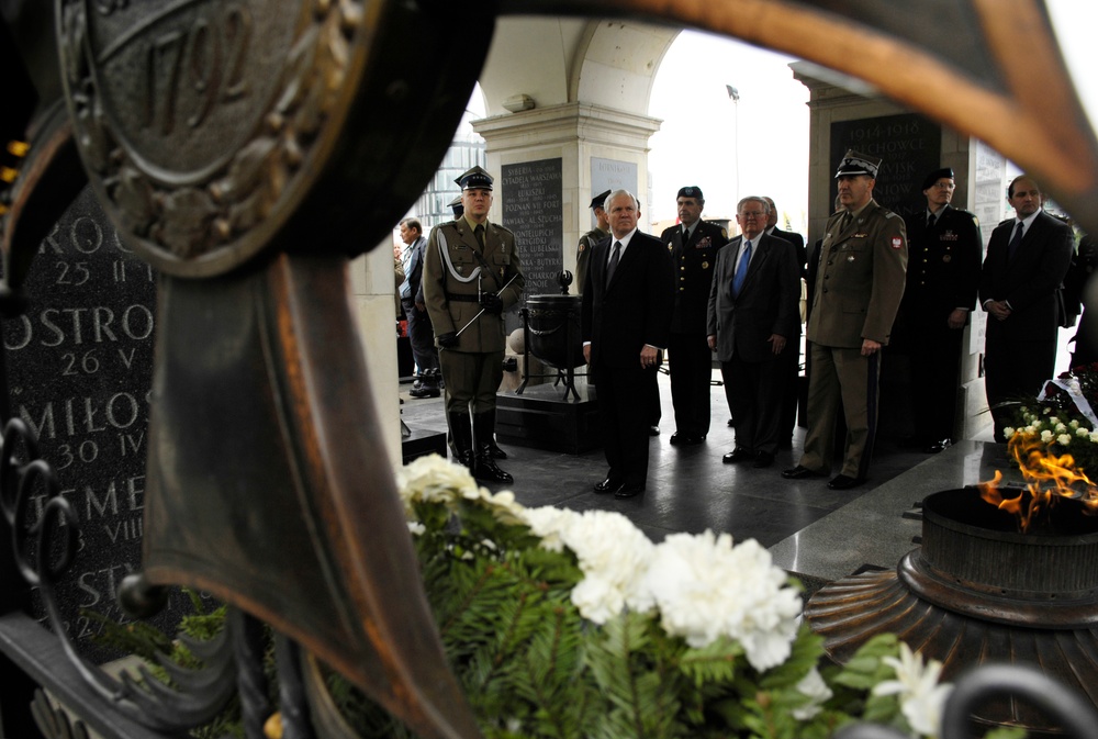 Defense Secretary Gates Honors Polish War Dead in Warsaw