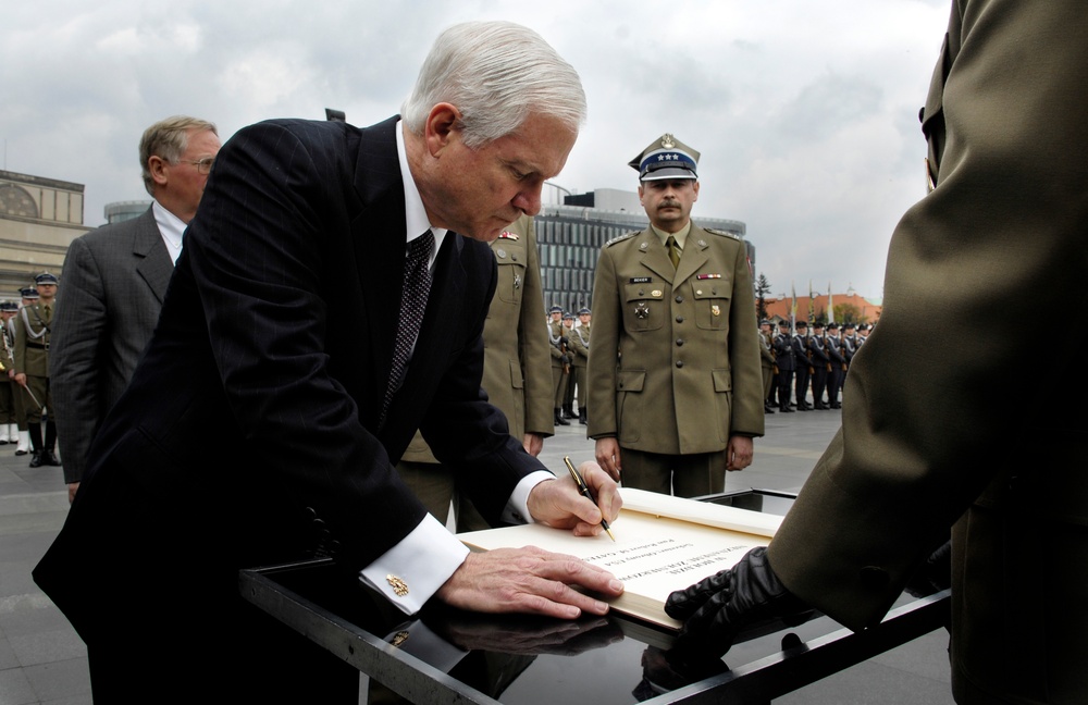 Defense Secretary Gates Honors Polish War Dead in Warsaw