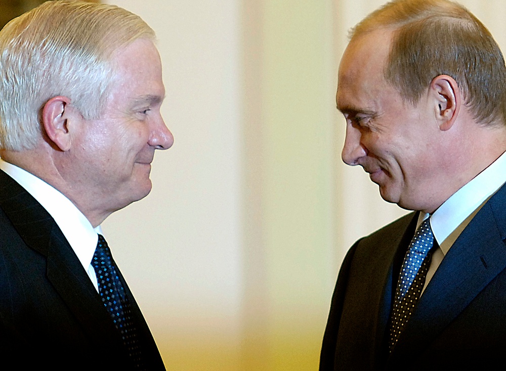 Gates Meets with Putin in Moscow to Discuss Missile Defense