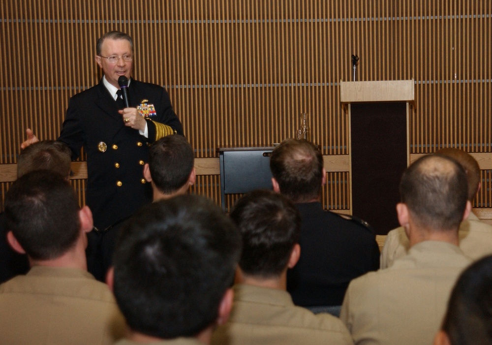 Vice Chairman Giambastiani Addresses Submarine Officers on Future Capabilities