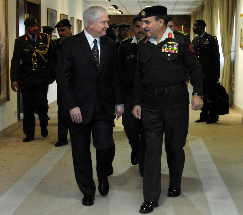 Gates Meets with Jordanian Defense Chief in Amman