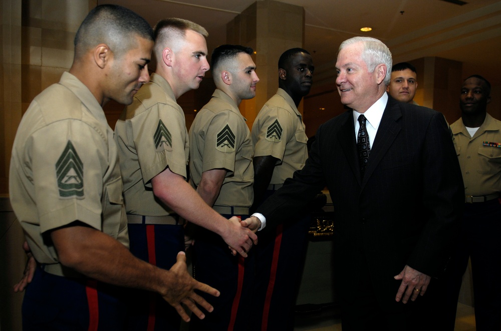 Gates Visits Jordan, Meets with King Abdullah to Discuss Strengthening Ties