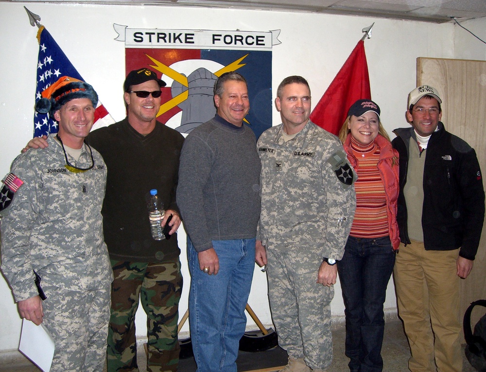 Army Leaders and Celebrity Entertainers Pose for Photo in Iraq