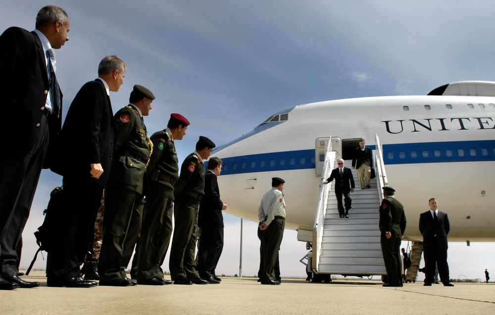 Defense Secretary Gates Welcomed in Amman, Jordan