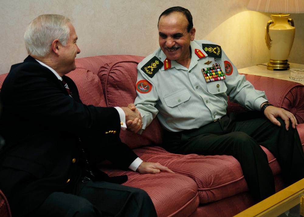 Defense Secretary Gates Meets with Jordanian Military Leader in Amman