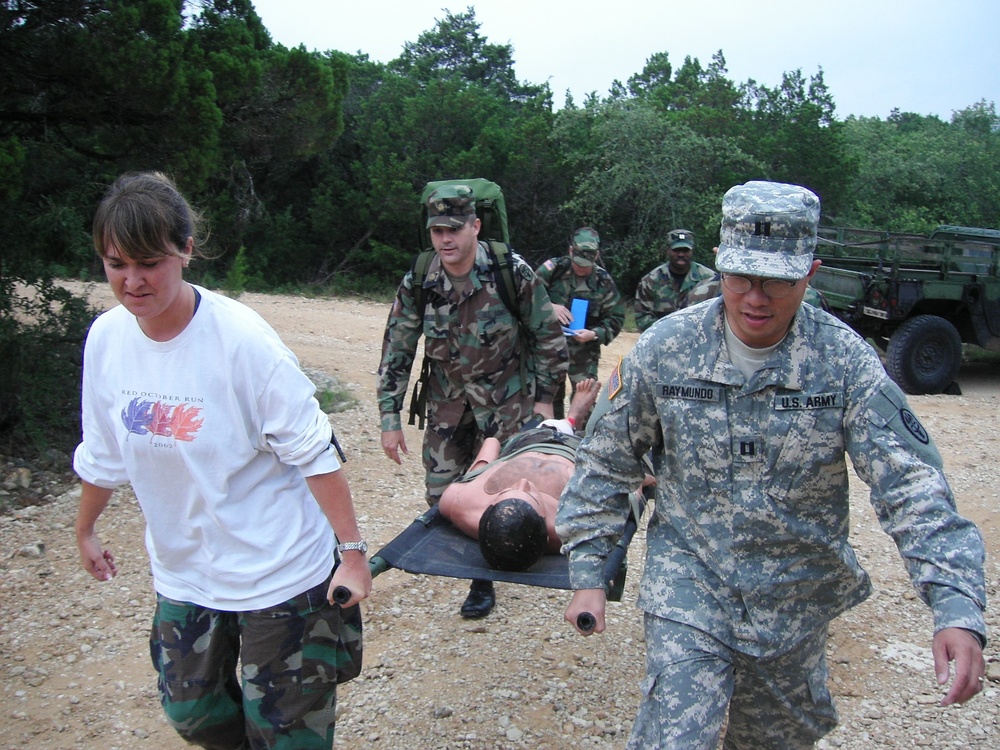 Army Nursing Students Carry Patient Simulator in Trauma Field Training