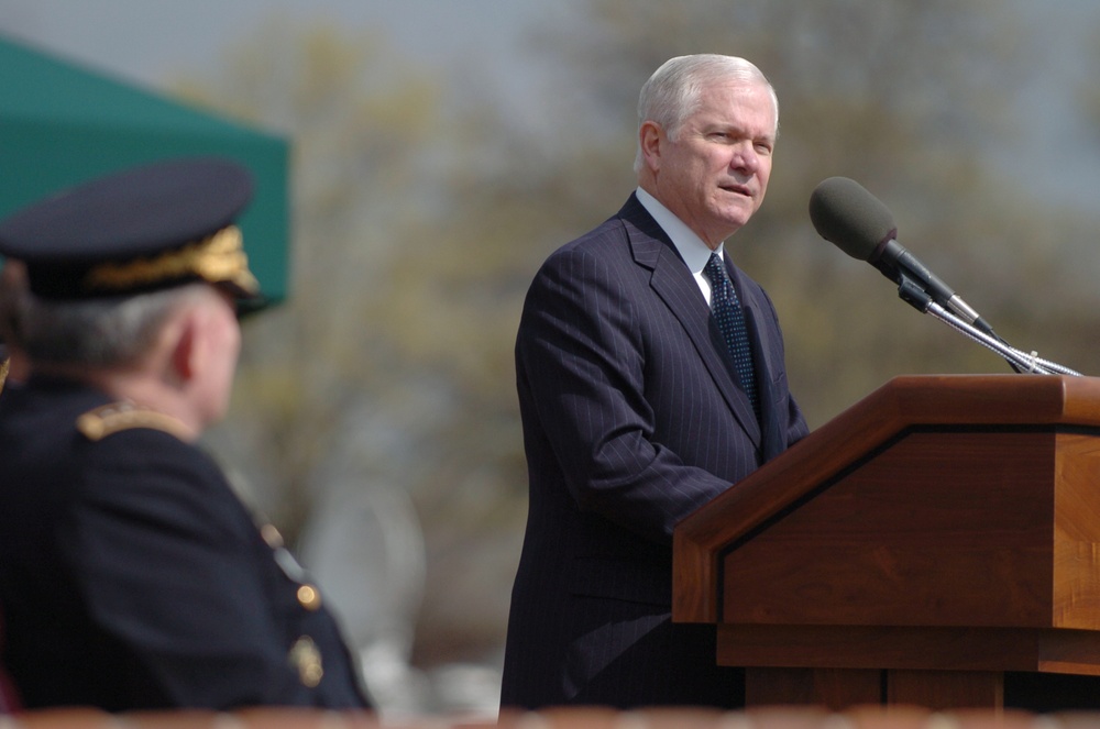 Gates Honors Retiring Army Chief of Staff Schoomaker