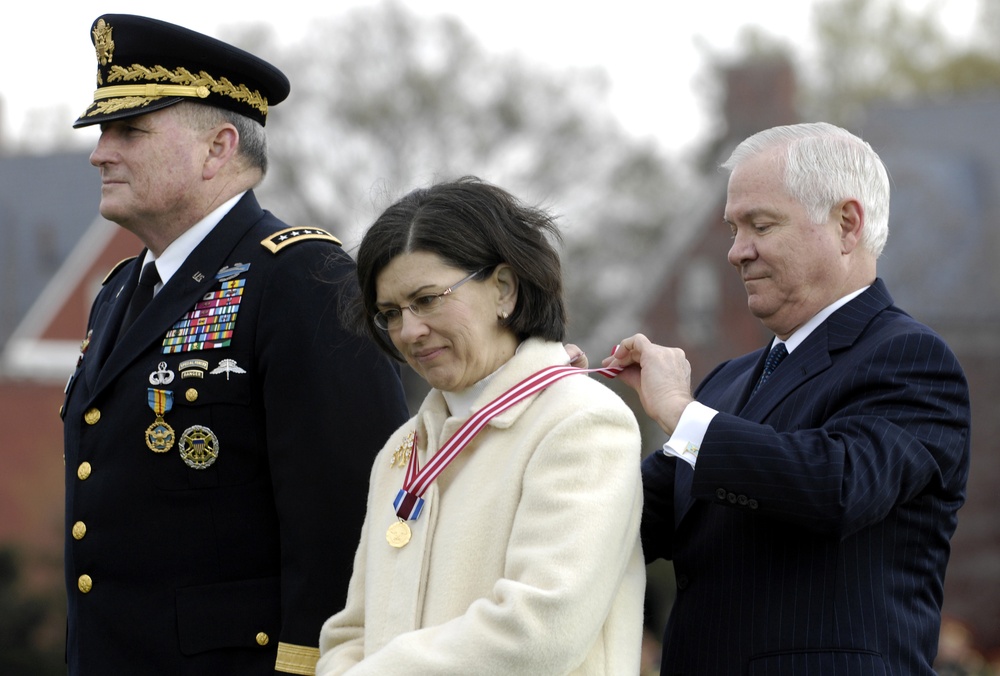Gates Honors Outgoing Army Chief of Staff's Wife at Change of Responsibility Ceremony