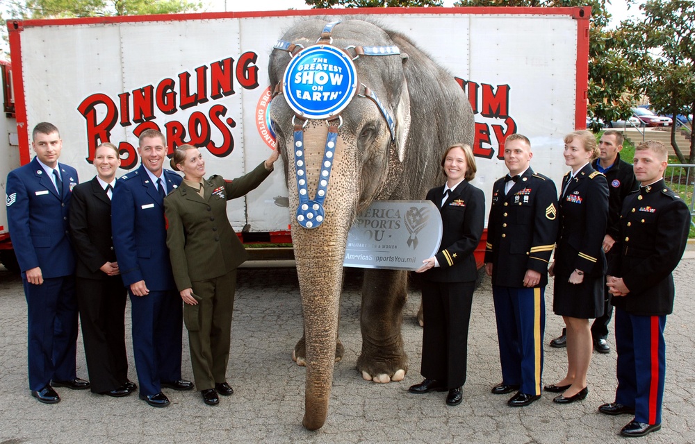 Circus Elephant Welcomes Defense Dept. Speakers to Military Appreciation Night