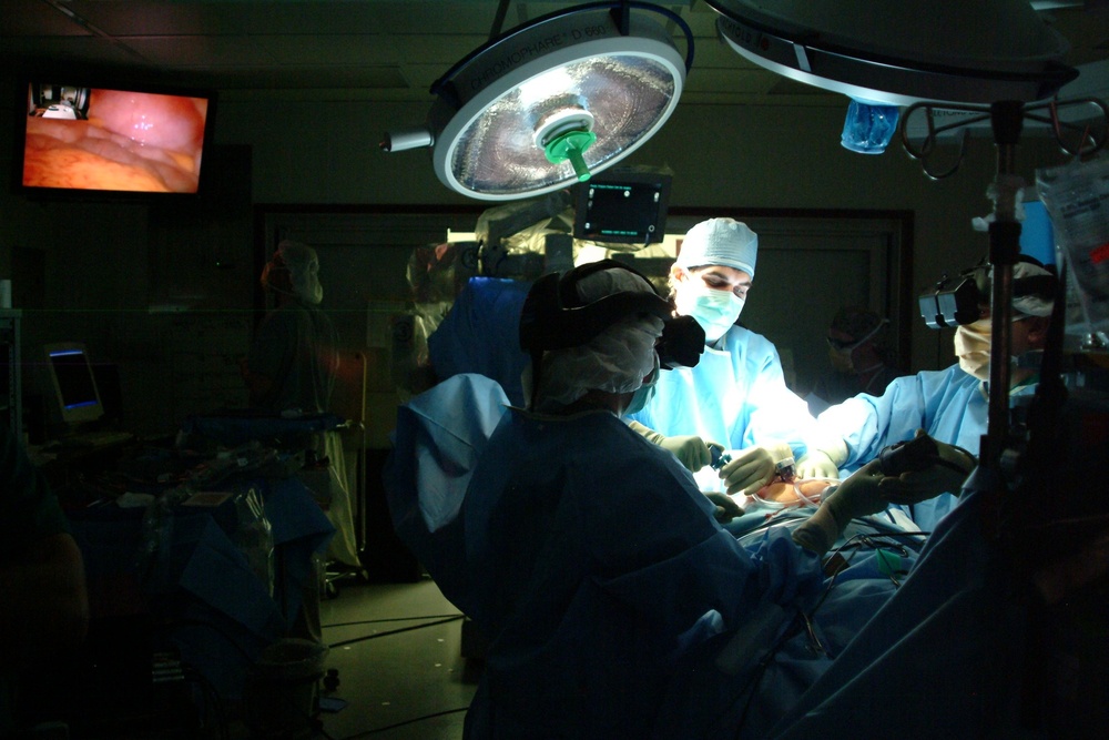 Medical Team Performs Cutting-Edge 3D Minimally Invasive Surgery at Walter Reed