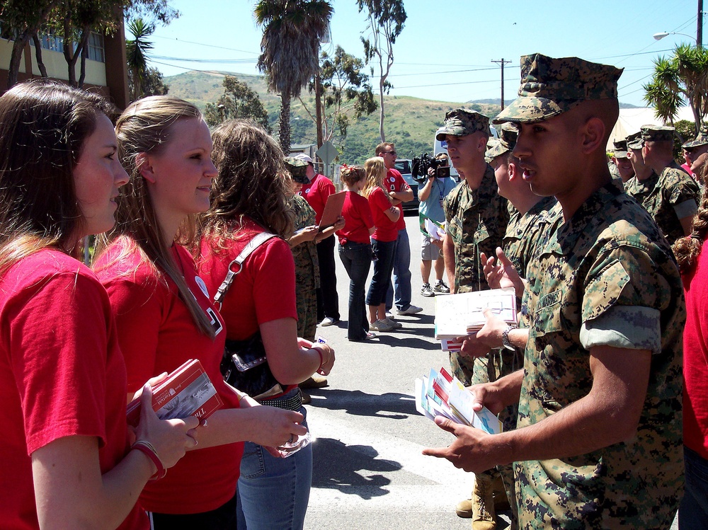 Lutheran High Students Deliver Thank You Letters to Camp Pendleton