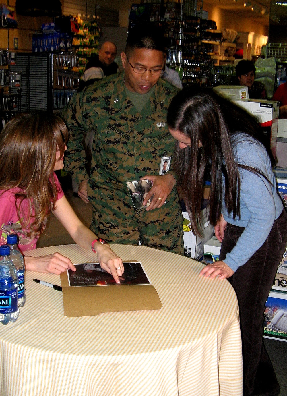 Marine Lt. Col. Presents Military Coin to Country Singer Chely Wright