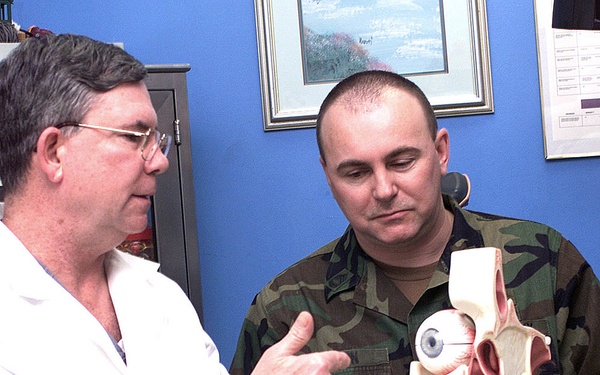 Army Doctor Touts Benefits of Refractive Eye Surgeries at Walter Reed