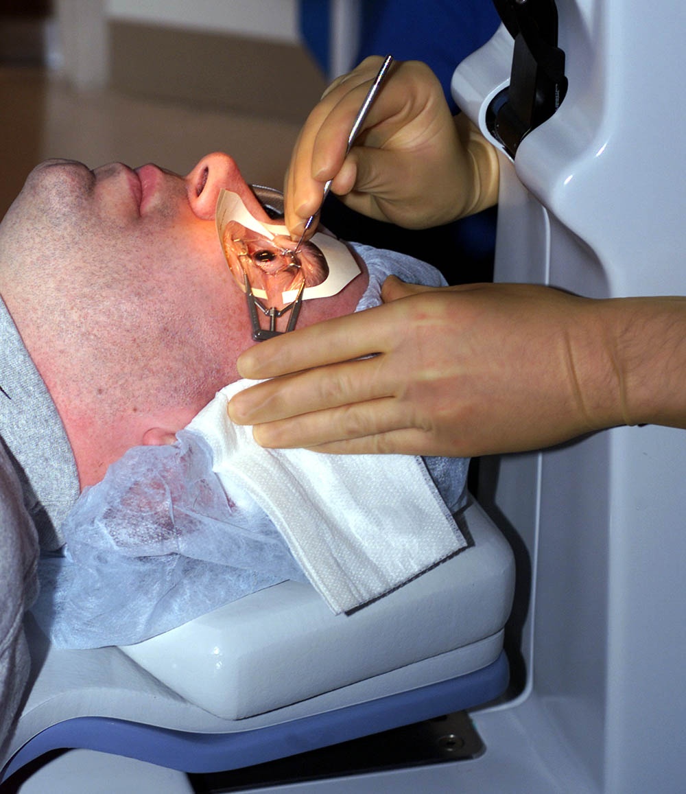 Army Doctor Performs LASIK Surgery on Captain at Walter Reed
