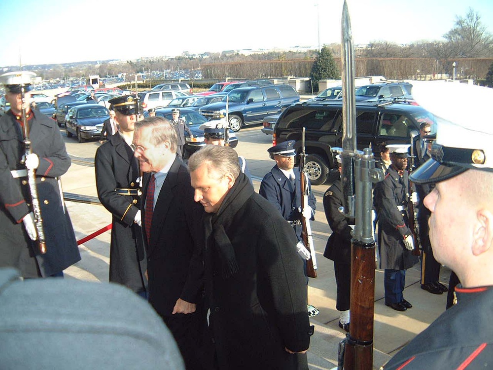 Rumsfeld Welcomes Polish President to Pentagon
