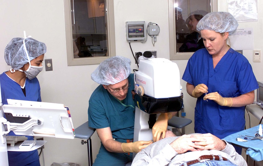 Army Doctors Perform LASIK Surgery on Captain at Walter Reed