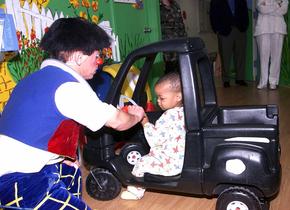 Ringling Bros. Clowns Bring Smiles to Wounded Soldiers at Walter Reed