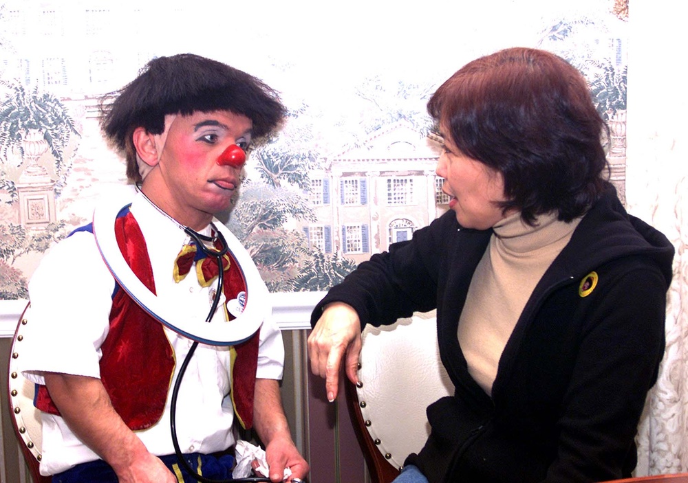 Circus Clown Brings Cheer to Wounded Soldier at Walter Reed