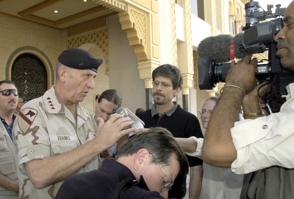 Top U.S. General Franks Accompanies Rumsfeld on Gulf Tour