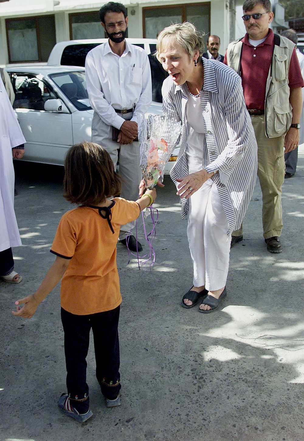 Afghan Girl Presents Flowers to Wife of Joint Chiefs Chairman in Kabul