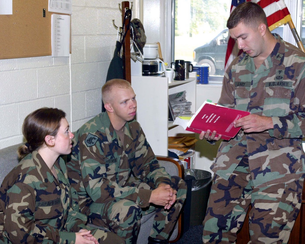 ROTC Interns Meet with Army Medical Research Commander
