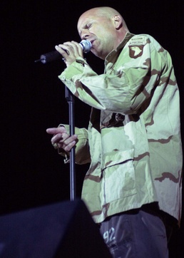 Bruce Willis Entertains 101st Airborne Troops in Iraq